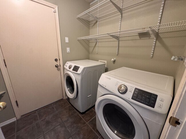 Building Photo - Beautiful 3 Bedroom, 2 Bathroom, 3 Car Garage