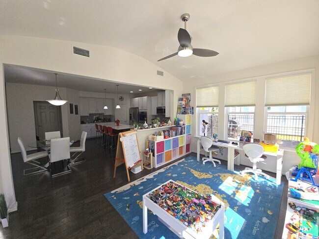 Building Photo - 1129 Flower St