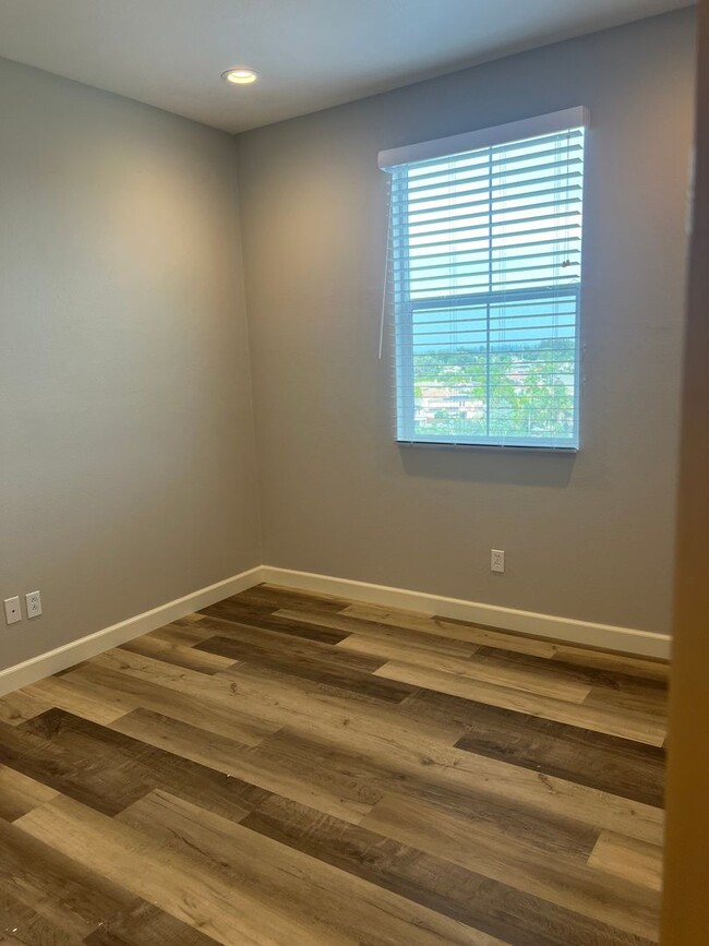 Building Photo - Wonderful townhome in Carlsbad with panora...