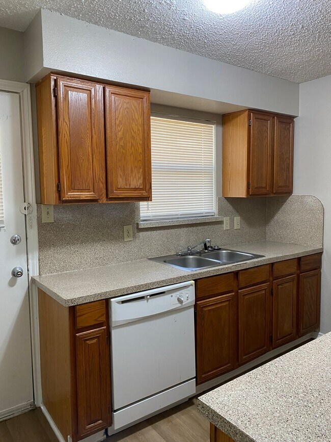 Building Photo - 1112 Valley View Dr