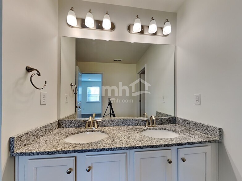 Building Photo - 713 Cyprus Ave