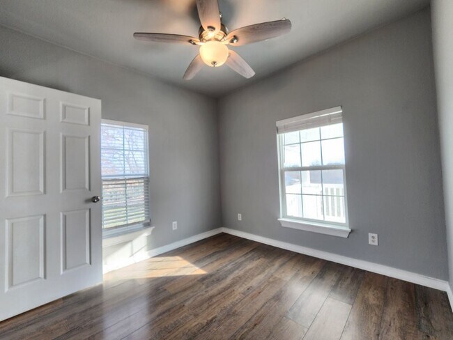 Building Photo - 7642 SW Regional Airport Blvd