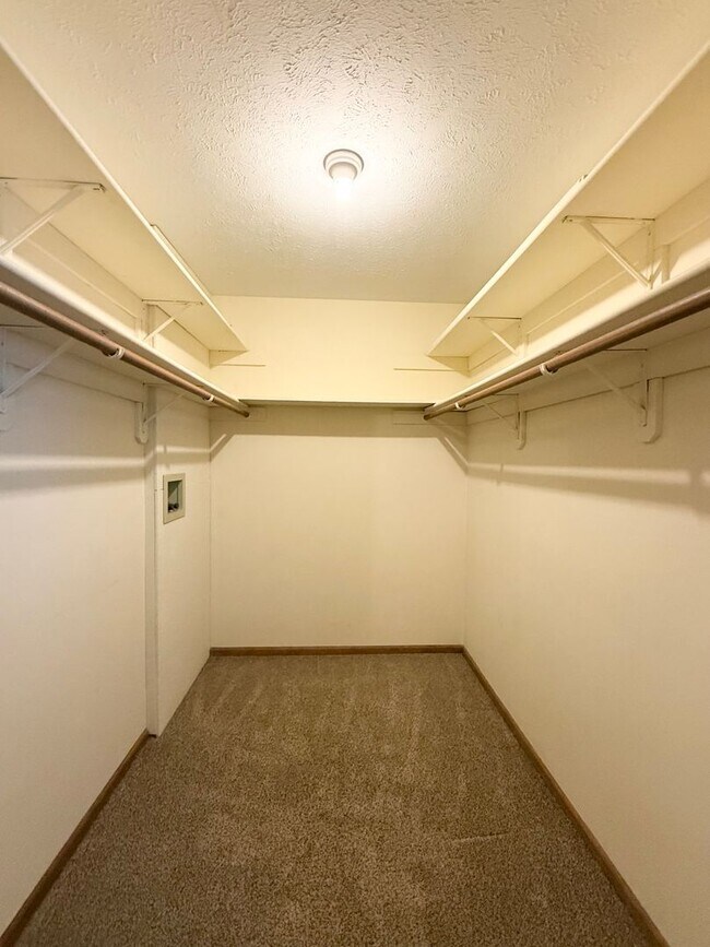 Building Photo - Lamplighter 01