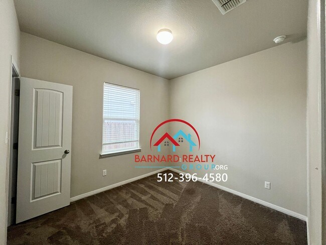 Building Photo - **APPLICATION PENDING!**2 bed/2 bath in De...