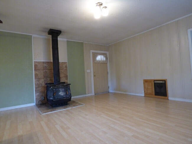 Building Photo - 3 Bedroom 1 Bath Home