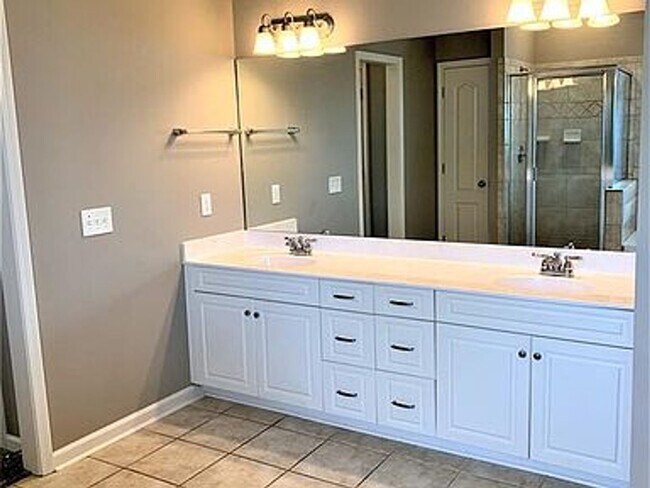 Building Photo - 725 Briarcliff Pl