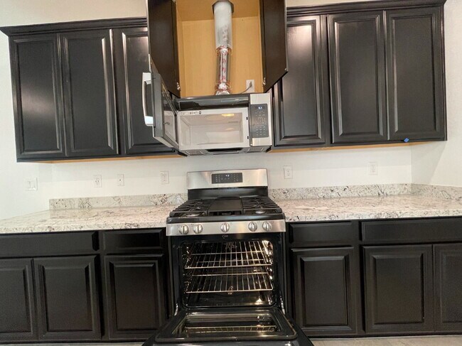 Building Photo - GATED 3 BED 2.5 BATH 2 CAR GARAGE + LOFT IN NORTH LAS VEGAS