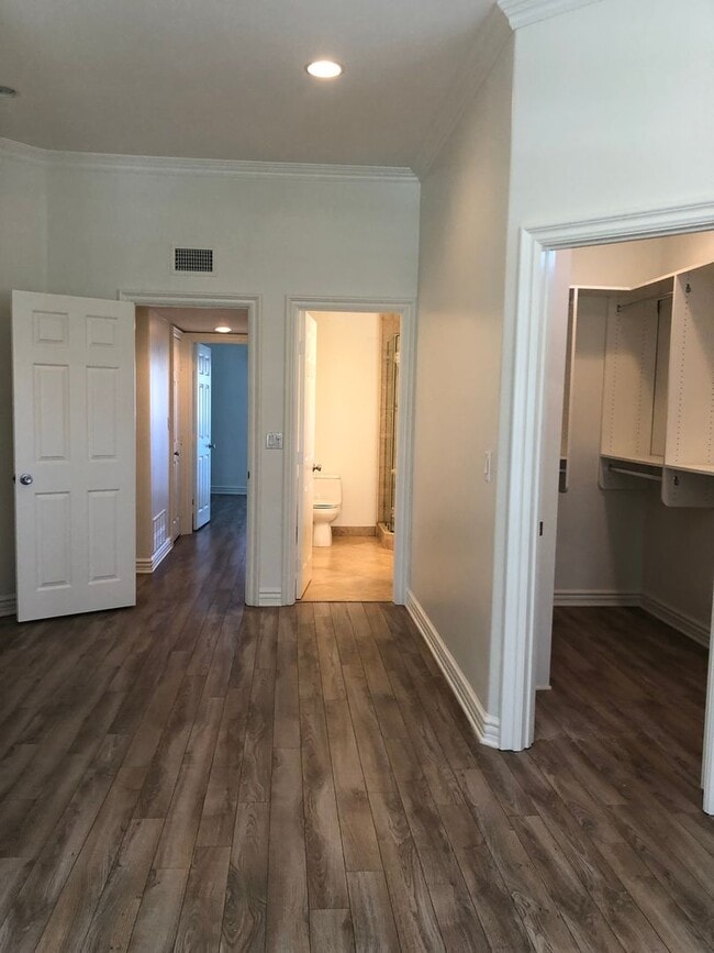 Building Photo - Three-story downtown home two blocks from ...