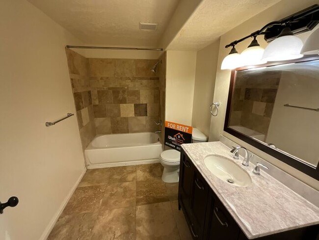 Building Photo - 6 bedroom 3 1/2 bathrooms 2 car garage Lar...
