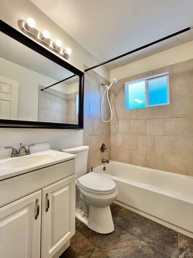 Building Photo - Beautiful 5 bed 2 bath House in Central Fo...