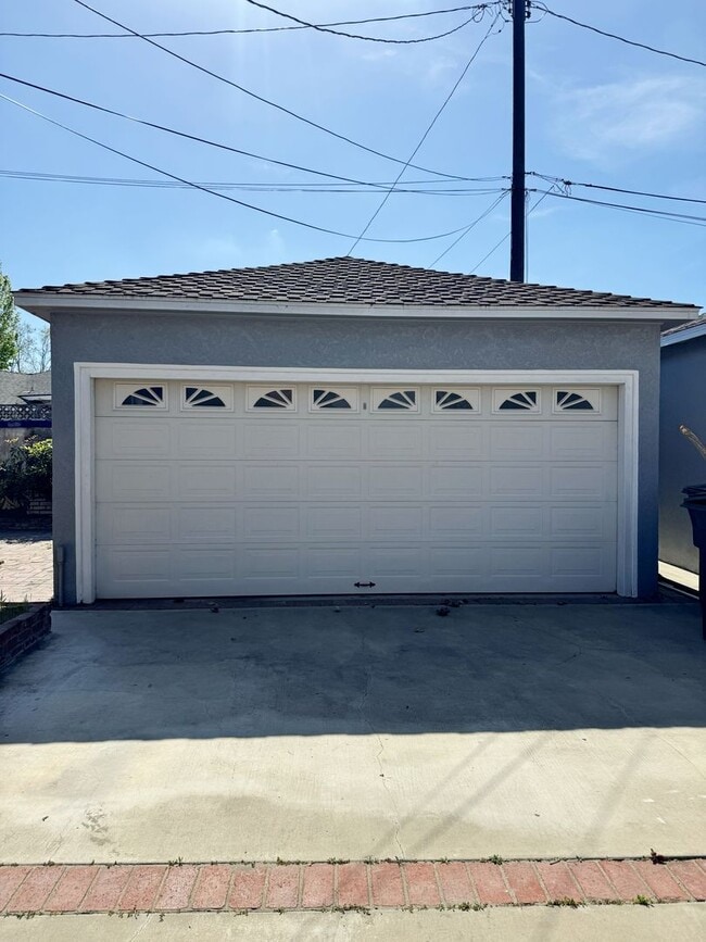 Building Photo - Charming 2-Bedroom Home with Fireplace, Backyard & Garage in Lakewood
