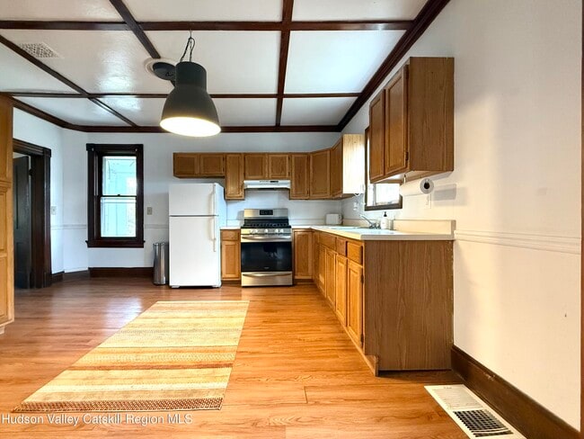 Building Photo - 5 Clum Hill Rd