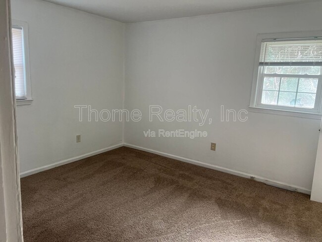 Building Photo - 1121 Brownview Dr