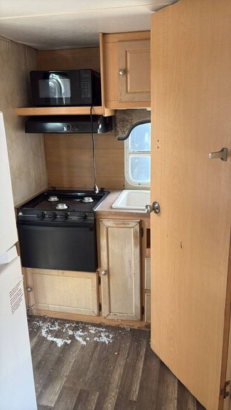 Building Photo - 622 N Beach St