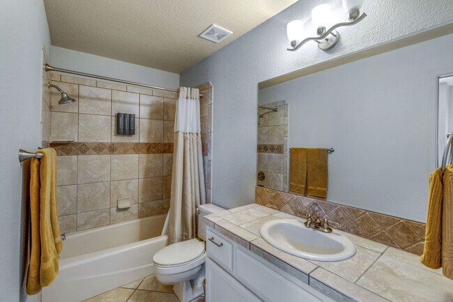 Building Photo - 1800 Burgundy Dr