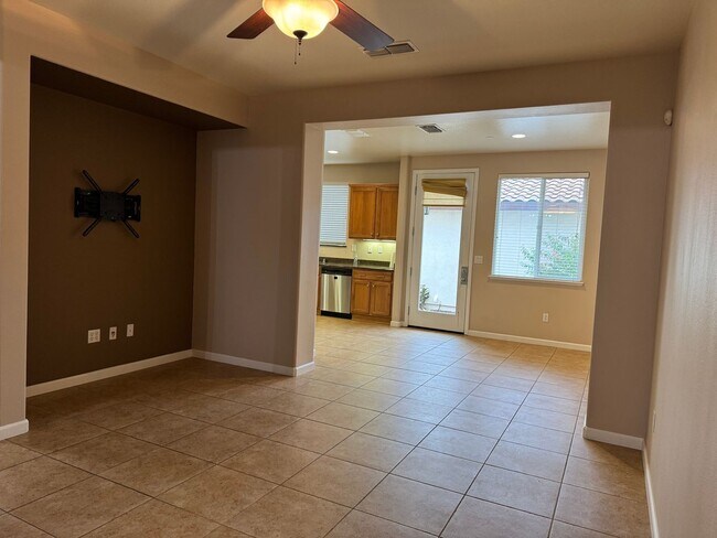 Building Photo - Corner lot Roseville property!