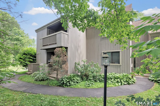 Building Photo - 14 Algonquin Ln