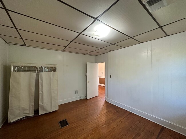 Building Photo - Charming 3 Bedroom/1.5 Bathroom Home in Ha...