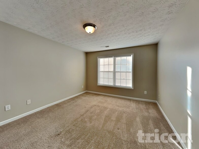 Building Photo - 180 Prince Edward Way