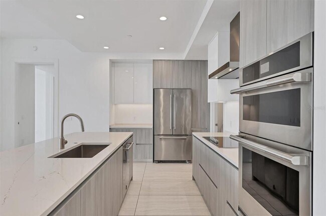 Building Photo - 301 QUAY Cmn