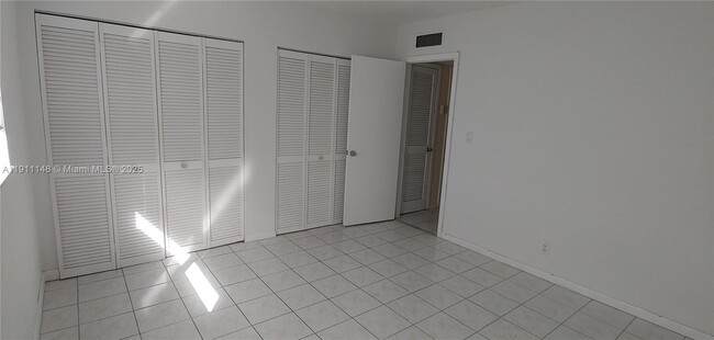 Building Photo - 1400 NE 54th St