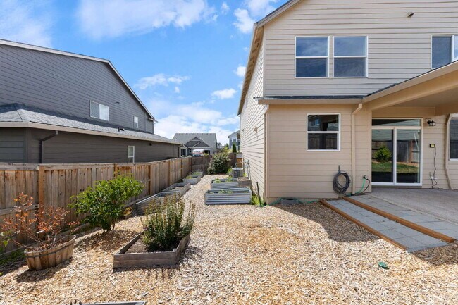 Building Photo - Large Recent Construction Home with Bonus Room!