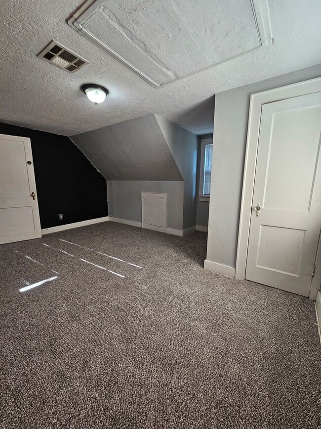 Building Photo - (4) Bed, (3) Bath with (2) Living Areas Avail NOW! Short-Term Lease Avail!