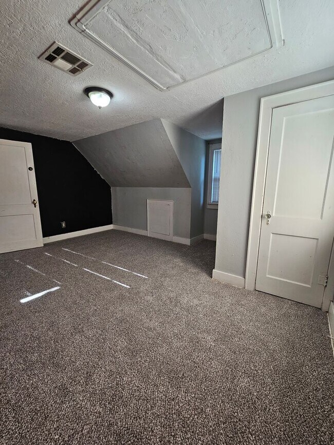 Building Photo - Short-Term Rental - (4) Bed, (3) Bath with (2) Living Areas Avail NOW!