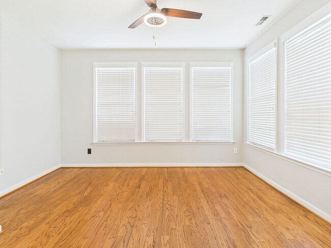 Building Photo - Charming 5-Bedroom 2.5 Bathroom Home locat...