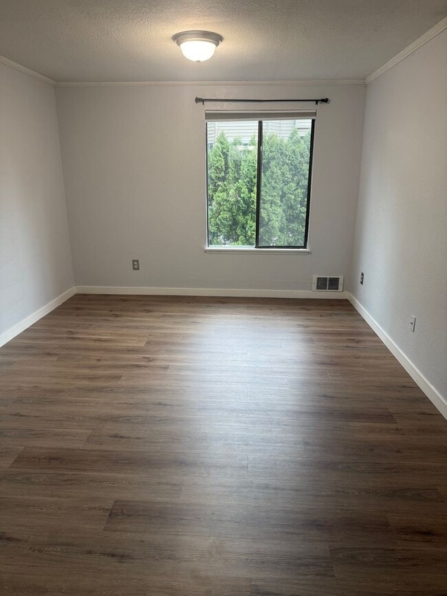 Building Photo - Condo near the beach - top floor