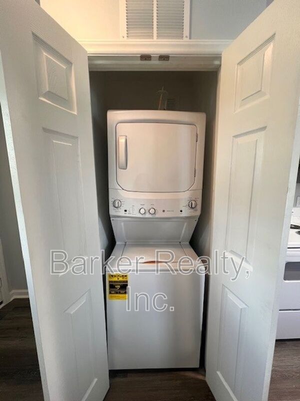 Building Photo - 1602 Pender St