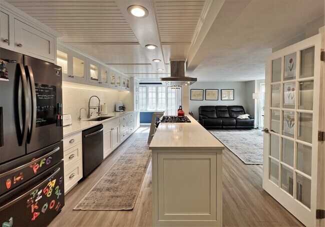 Building Photo - 4 Day St