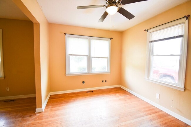 Building Photo - Coming Soon! 3 Bedroom 1 Bathroom - Pets Considered