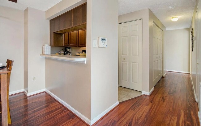 Building Photo - Well maintained condo in established Frederick neighborhood available mid April!