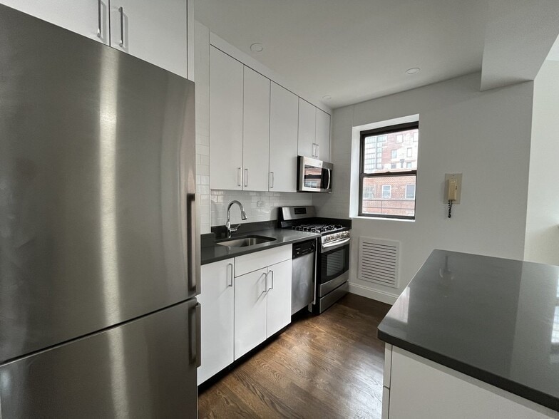 Building Photo - 20 Beekman Pl