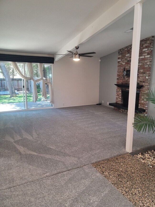 Building Photo - Mid-Century Modern half-plex in American R...