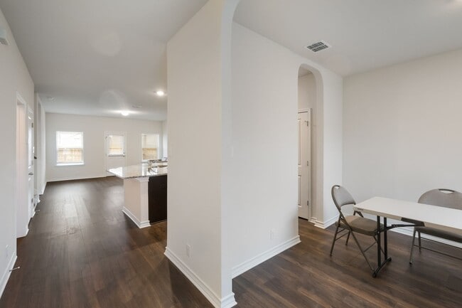 Building Photo - Private Cul-de-Sac Living with Spacious Backyard
