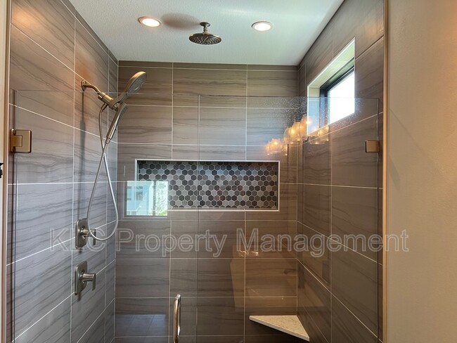 Building Photo - 2850 Sunflower Dr