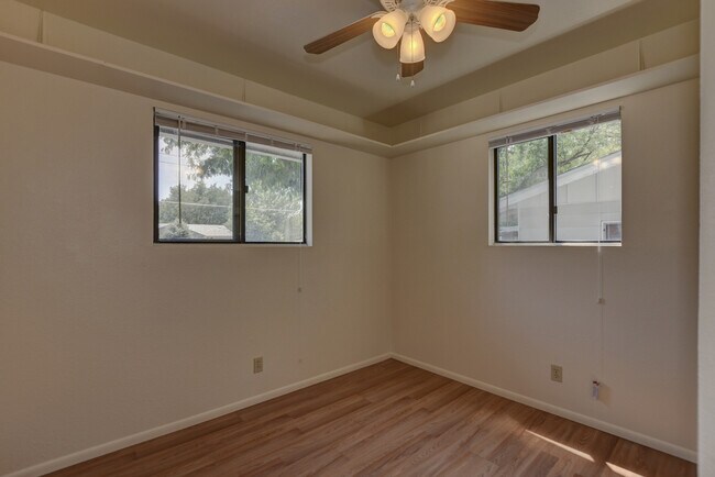 Building Photo - 806 Campbell St
