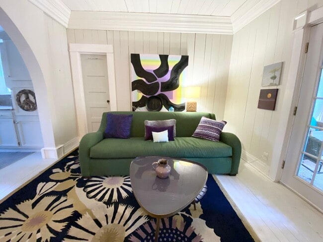 Building Photo - Looking for a lovely home that is fully furnished!