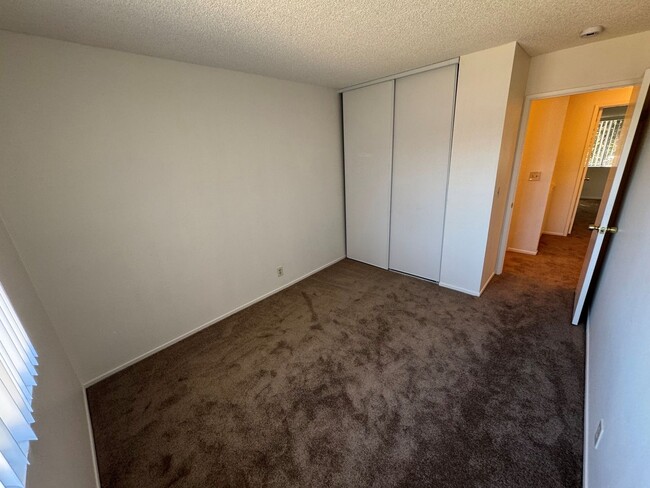 Building Photo - Spacious 3+2.5 Townhome in Woodbridge Park