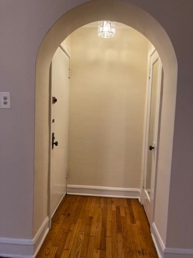 Building Photo - Spacious Belmont-Cragin One Bed/One Bath - Cats welcome! **Income Guidelines Apply**