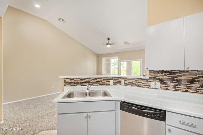 Building Photo - 2450 W Glenrosa Ave