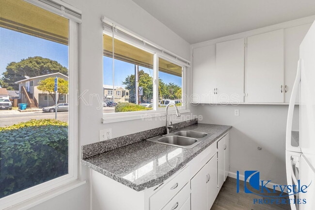 Building Photo - 2009 Florida St