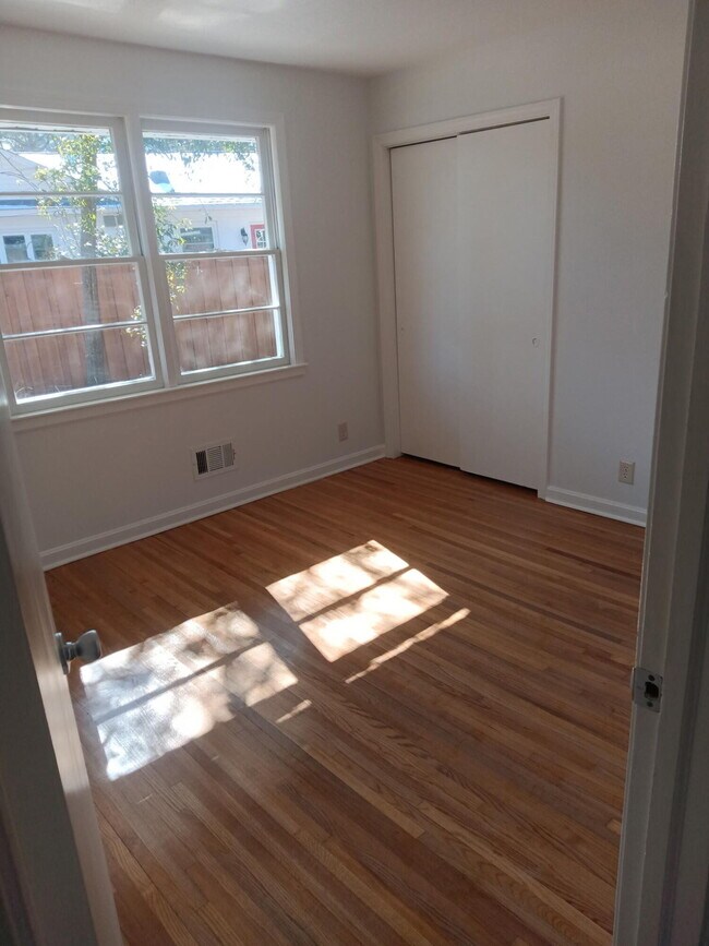 Building Photo - 925 Magnolia St SE