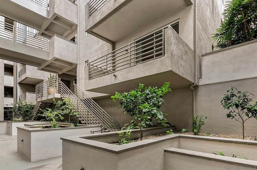 Building Photo - 1642 7th Ave