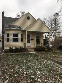 Building Photo - Comfortable house in prime location near the U of M Stadium!