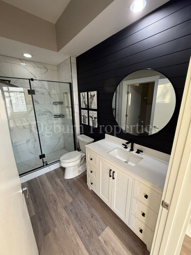 Building Photo - 810-421 W. 4th St-1BR/1BA 4th & Broad Condo!