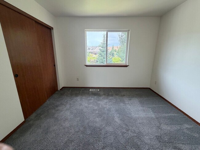 Building Photo - Now renting 4 bedroom House