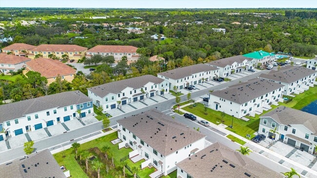 Building Photo - 7638 SW Lucy Ln